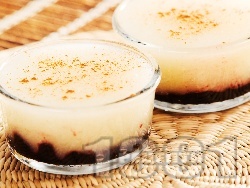 Домашен крем с грис, ванилия и сладко от боровинки - снимка на рецептата